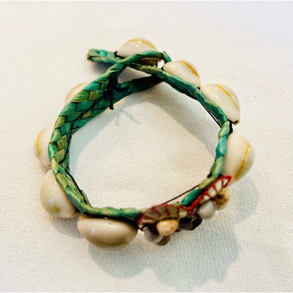 Vintage Handmade Green Woven Cowrie Bracelet with Gold Heart Medallion - Picture 4 of 6